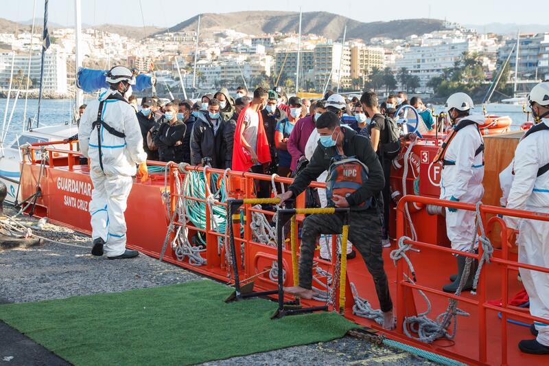Unos 900 migrantes pernoctan en el Muelle de Arguineguín tras trasladar a 300 a un complejo turístico Unos 900 migrantes pernoctan en el Muelle de Arguineguín tras trasladar a 300 a un complejo turístico