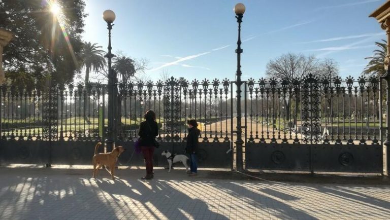 Barcelona estudia regular el acceso a los parques y no descarta cerrarlos si se llenan