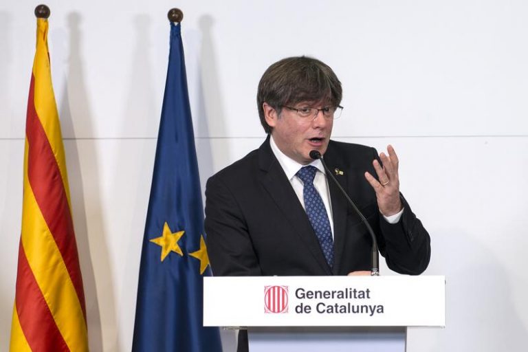 Puigdemont avisa de que buscan 
