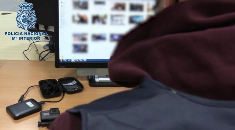 Detenido por grabar con cámara oculta a mujeres mientras se duchaban