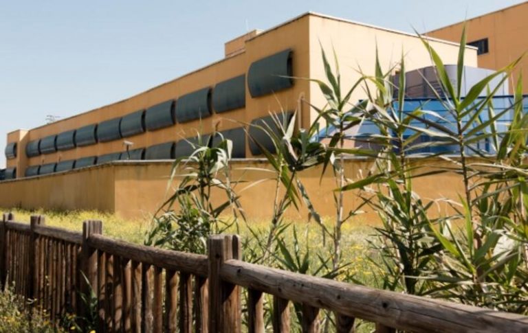 Ocho detenidos por cortar la calle y lanzar cohetes al CIE de Aluche