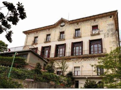 Mossos d'Esquadra desalojan la Casa Buenos Aires de Vallvidrera Mossos d'Esquadra desalojan la Casa Buenos Aires de Vallvidrera