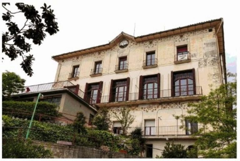 Mossos d'Esquadra desalojan la Casa Buenos Aires de Vallvidrera