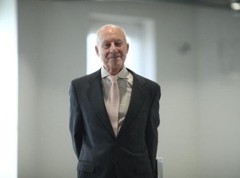 Juez pide a Suiza localizar a Norman Foster para testificar por el Campus de la Justicia Juez pide a Suiza localizar a Norman Foster para testificar por el Campus de la Justicia