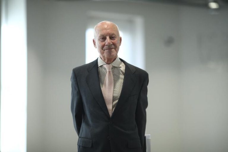 Juez pide a Suiza localizar a Norman Foster para testificar por el Campus de la Justicia
