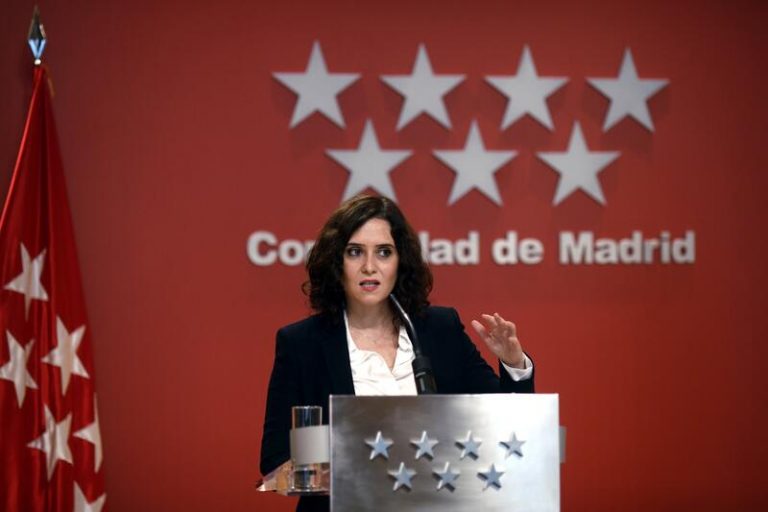 Ayuso, que sigue valorando cerrar Madrid, recomienda a los ciudadanos que salgan 