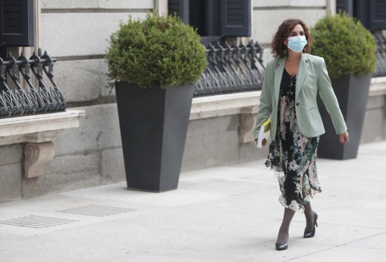 Montero, abierta a suprimir el impuesto al diésel, dice que más que subida fiscal son 