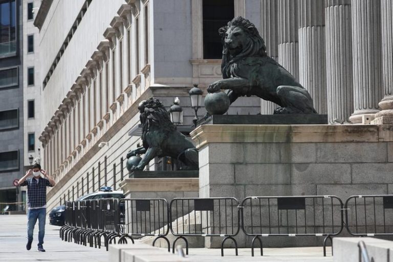 Congreso quiere que el Gobierno agilice permisos de trabajo y residencia a jóvenes migrantes