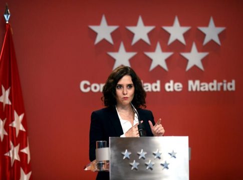 Ayuso ordena el cierre de la Comunidad solo durante los puentes de noviembre Ayuso ordena el cierre de la Comunidad solo durante los puentes de noviembre