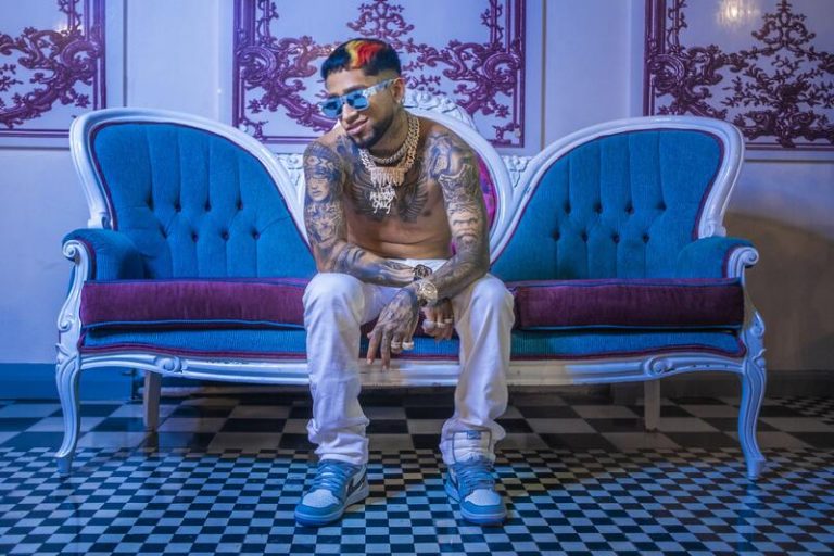 Bryant Myers lanza 'Bendecido', su nuevo disco, con un canto al empoderamiento femenino
