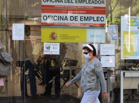 El paro se mantuvo estable en la eurozona en septiembre y bajó en España al 16,5% El paro se mantuvo estable en la eurozona en septiembre y bajó en España al 16,5%