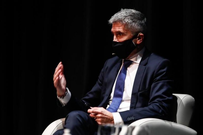 Marlaska asegura que el Gobierno no deja a Ayuso 