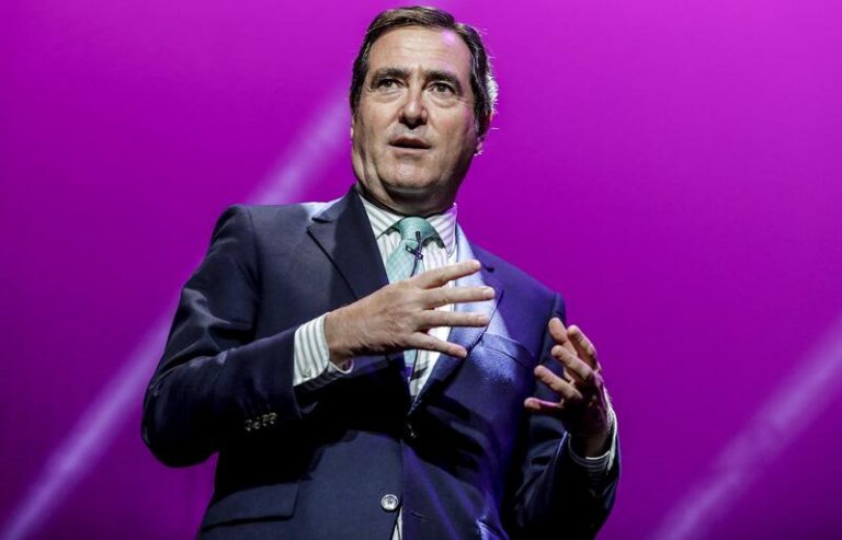 CEOE prevé un menor dinamismo en el cuarto trimestre y pide reducir la 