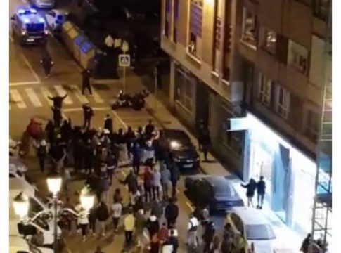 Disturbios en Cantabria contra el toque de queda acaban con 8 detenidos y un policía herido Disturbios en Cantabria contra el toque de queda acaban con 8 detenidos y un policía herido
