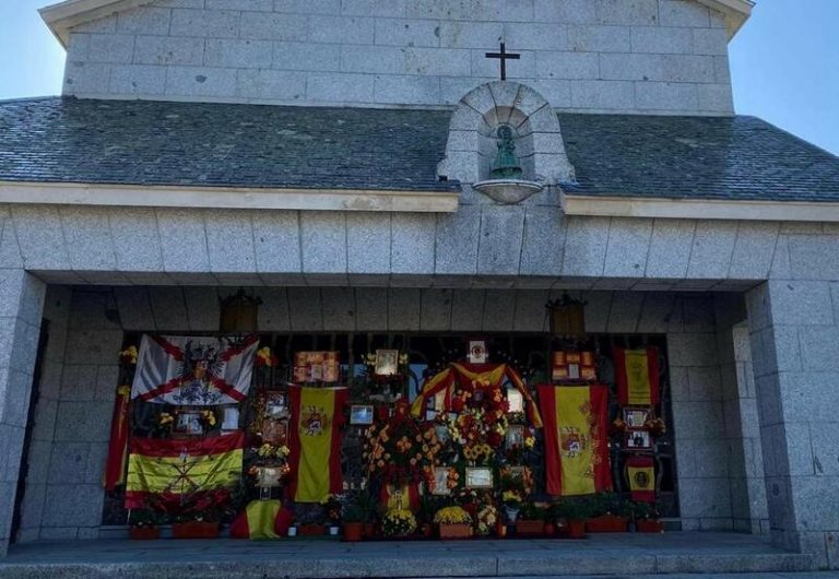 El panteón de Franco en Mingorrubio, decorado con banderas de España y flores