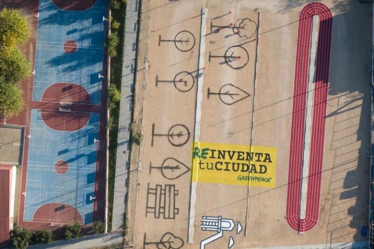 Greenpeace transforma espacios de coches en otros 
