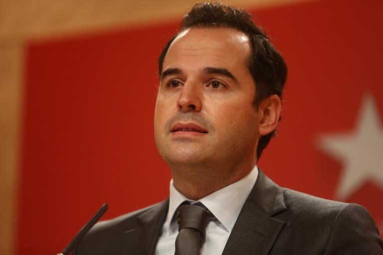 Aguado insta a Vox a rectificar y no 