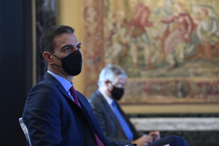 Sánchez lamenta la muerte de Javier Reverte, 