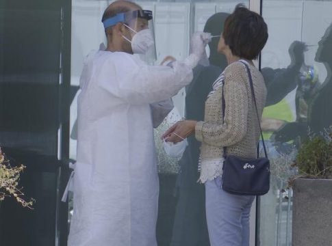 Euskadi supera la barrera de los 1.500 contagios y eleva su tasa de positividad Euskadi supera la barrera de los 1.500 contagios y eleva su tasa de positividad