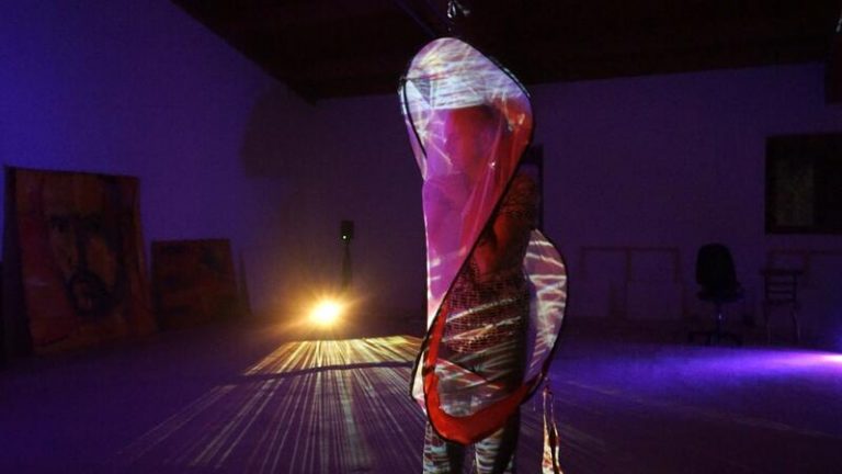 El arte y la tecnología reinventan la distancia social a través de los 'teleabrazos'