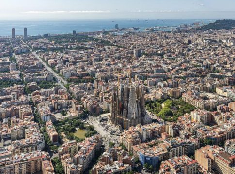 Sagrada Familia cierra por las nuevas medidas y la Sagrada Familia cierra por las nuevas medidas y la