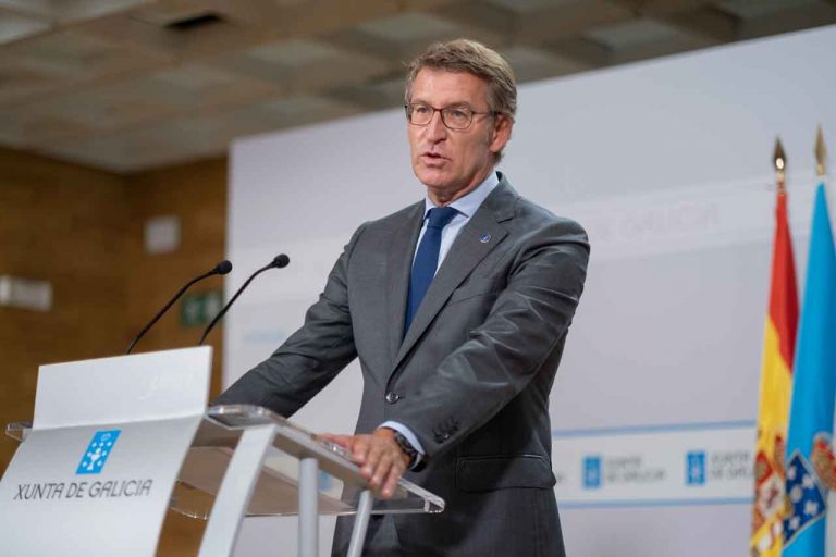 Feijóo señala que los cierres pretenden evitar visitas a cementerios