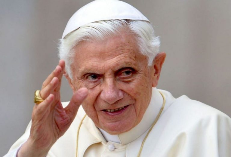 El Grupo de Comunicación Loyola publica en castellano la biografía de Benedicto XVI