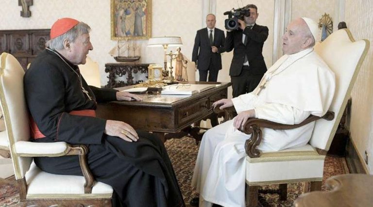 El Papa recibe al cardenal Pell en el Vaticano