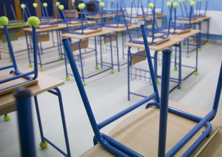 Siete centros escolares cerrados y 324 aulas afectadas por el Covid-19 en Andalucía
