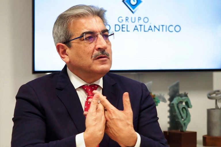 El consejero gallego de Educación reivindica las aulas como 