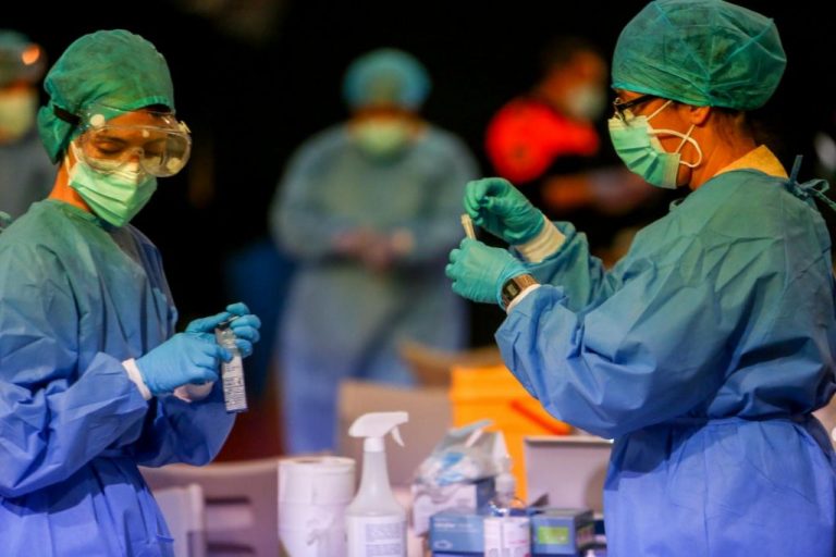 Los hospitalizados por Covid en Andalucía bajan en 94 en 24 horas hasta los 1.876