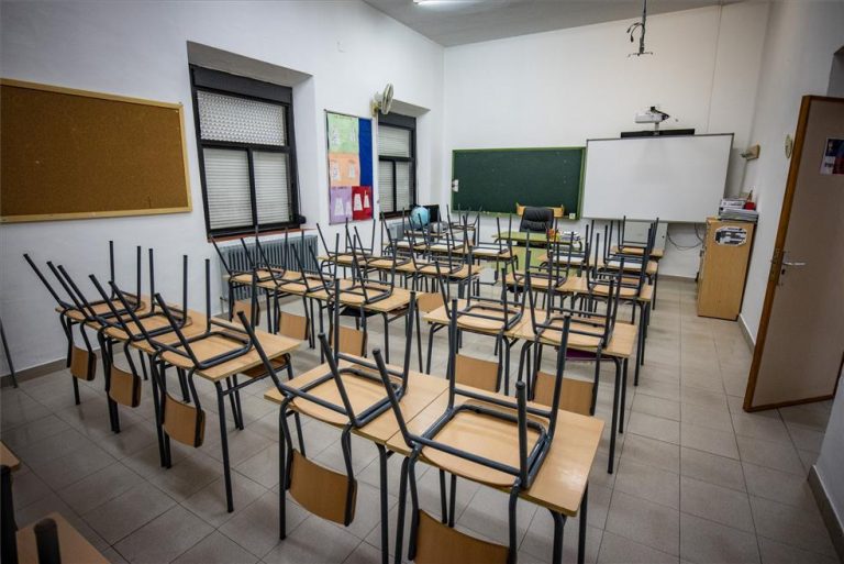 Centros gallegos siguen por encima de los 600 positivos pero las aulas cerradas se reducen a 19
