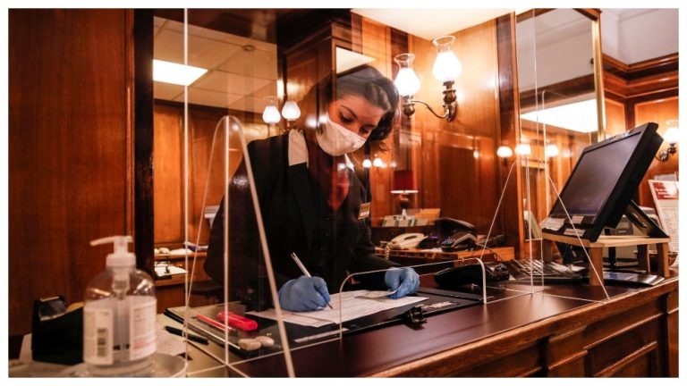 Locales sociales de Cartagena retomarán actividades solo para menores de 65