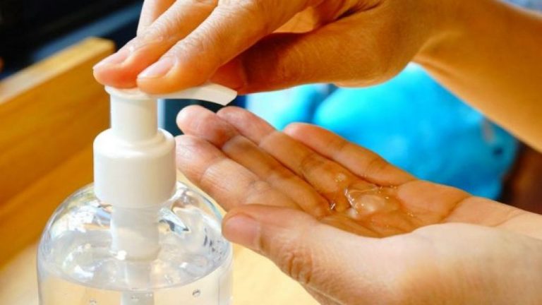 Madre del menor que sufrió quemadura en el ojo denuncia que haya gel al alcance de niños