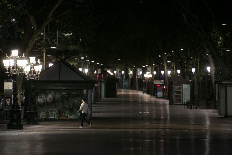 La primera noche del toque de queda se salda sin incidentes en las siete ciudades gallegas