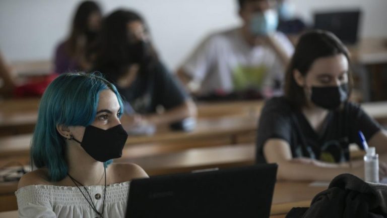 Los 1.400 alumnos de dos IES de Almendralejo vuelven a clase