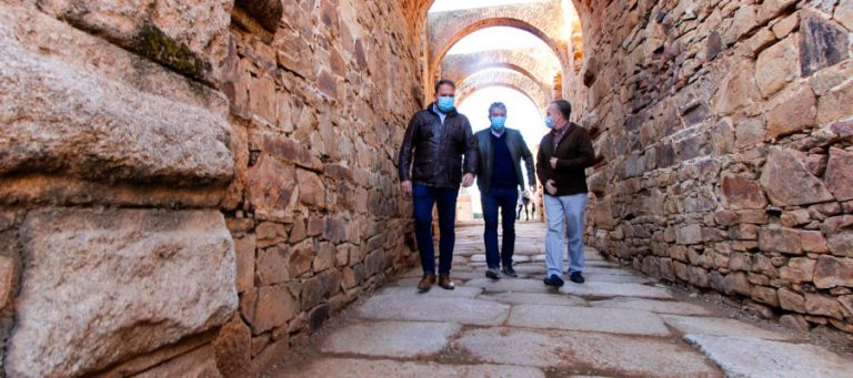 El Teatro Romano de Mérida estrena accesos, jardines, fuentes y pasarela