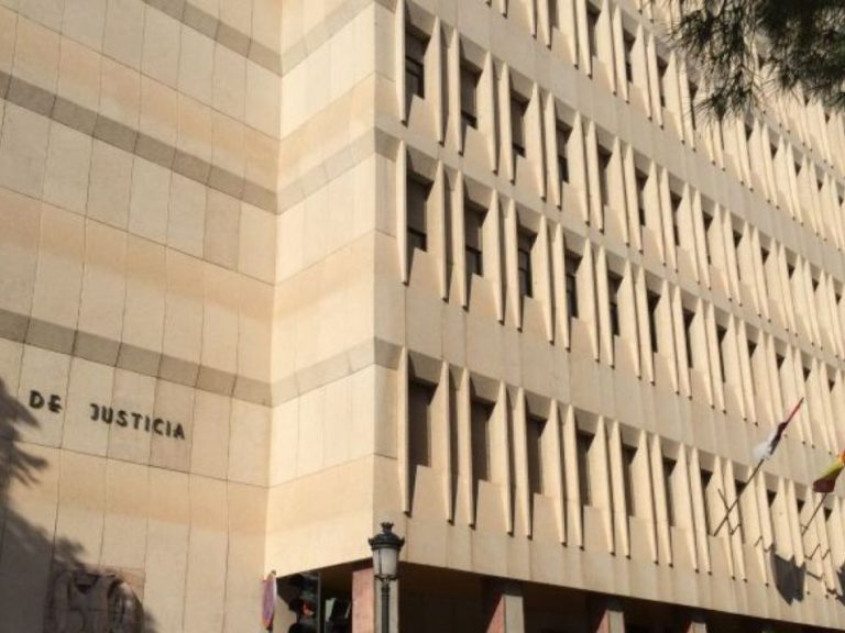 Condenado a 24 años por intentar matar a sus dos hermanas con un hacha