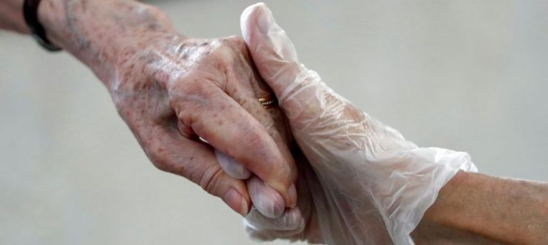 Cinco de las 12 personas cuya muerte se notificó en la pasada jornada en Galicia vivían en residencias