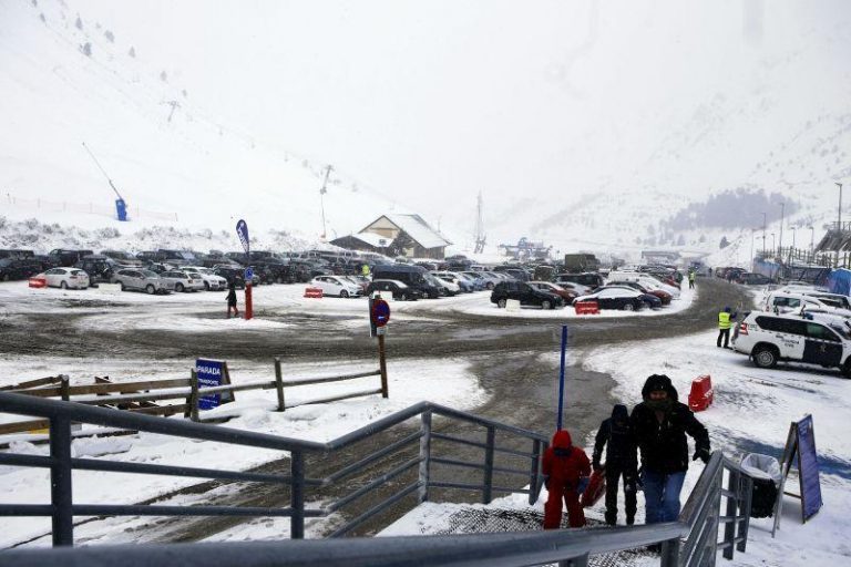 Cuatro heridos graves al precipitarse un vehículo unos 15 metros al río Aragón