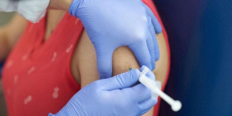 Expertos no esperan que se pueda empezar a vacunar masivamente antes del segundo semestre de 2021