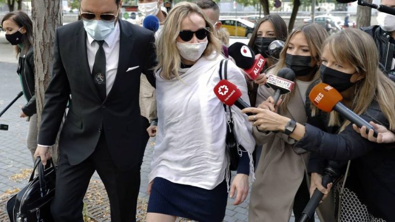 El juez mantiene en libertad a la mujer de Mainat y le impone una orden de alejamiento