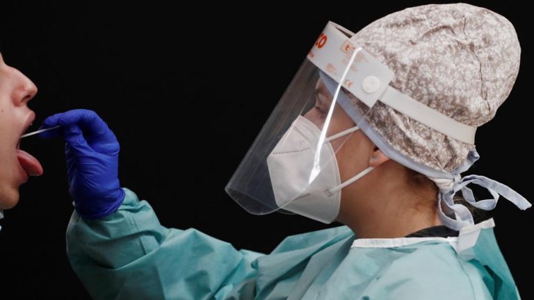 Sanidad notifica 37.889 nuevos casos, 3.750 en 24 horas, y 217 muertes más