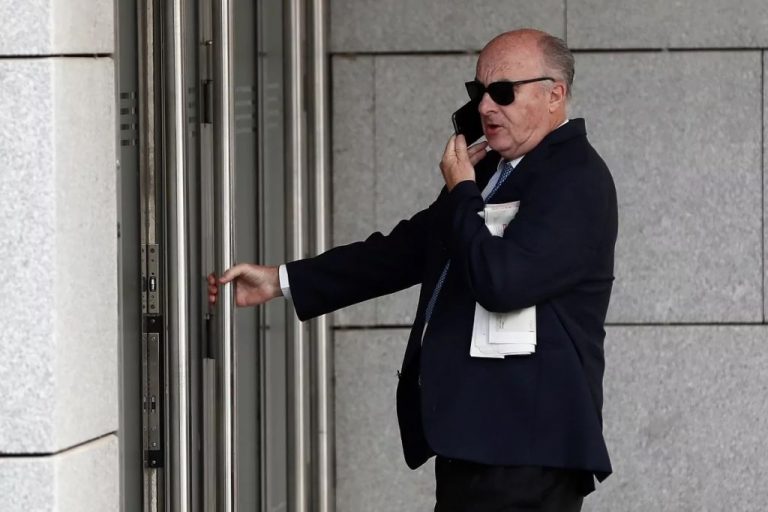 El juez del caso Villarejo imputa a un exsenador del PSOE