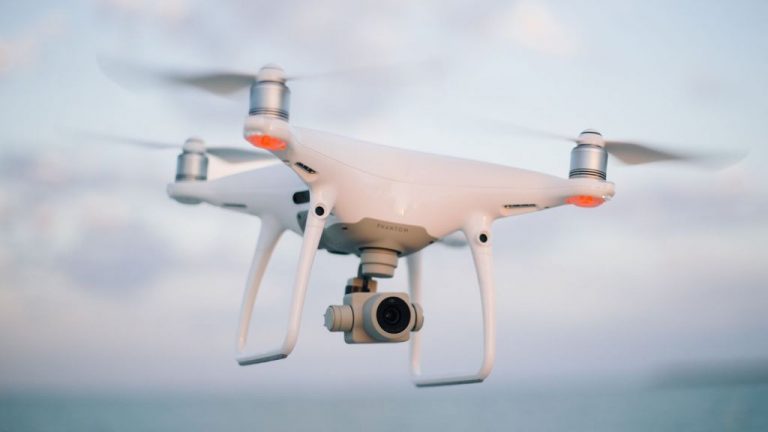 300 policías y drones vigilan afluencia a cementerios y los puestos de venta de flores en Madrid