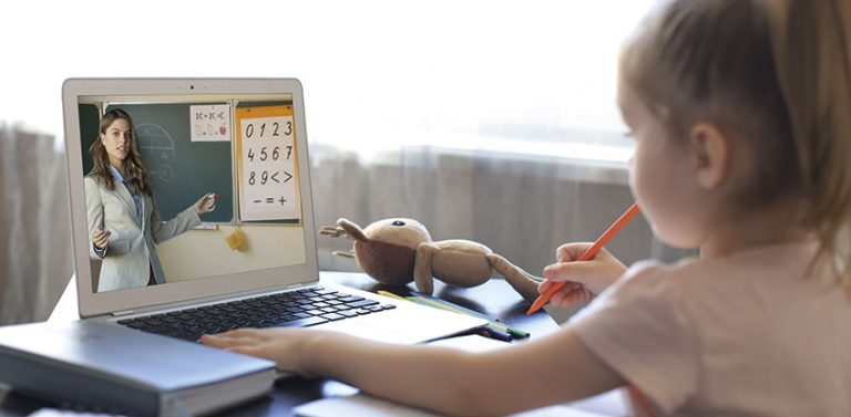 Extremadura mantiene 78 clases en el modelo de enseñanza telemática por el Covid-19