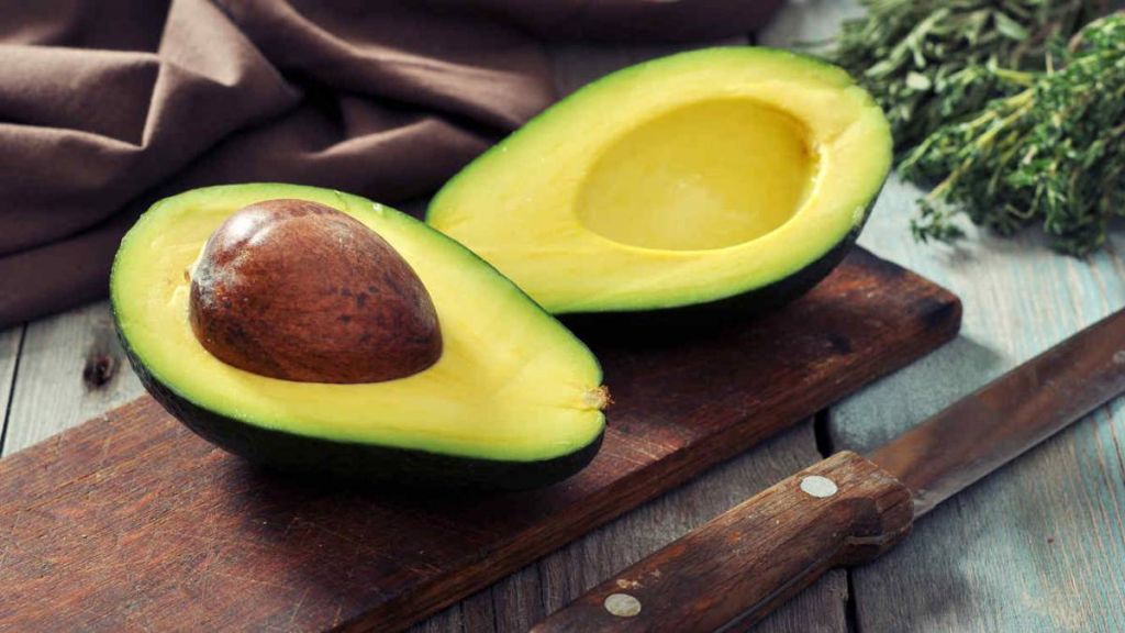 El batido de aguacate que te vamos a ofrecer es una fuente de grasas saludables muy adecuada para ayudarnos a bajar de peso