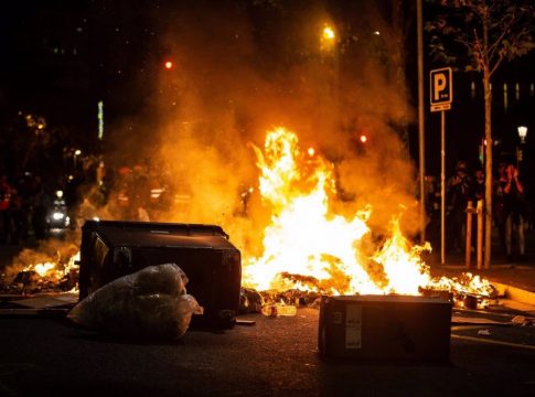 Altercados en Barcelona contra las restricciones dejan 15 detenidos y 30 heridos Altercados en Barcelona contra las restricciones dejan 15 detenidos y 30 heridos