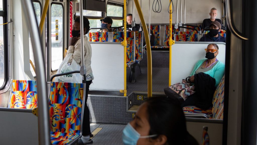 Así deberías actuar al momento de usar el transporte público en tiempos de Covid-19
