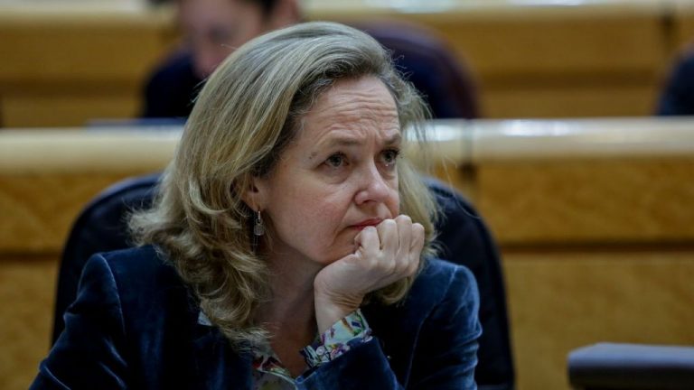 Calviño anuncia que la emisión de deuda se reducirá en 15.000 millones hasta final de año